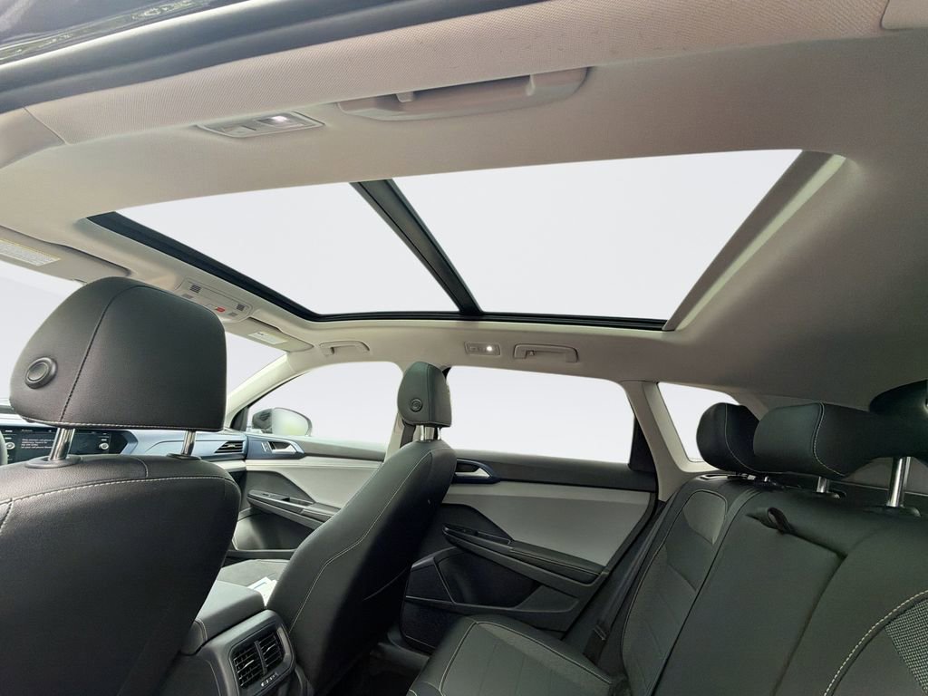 Used 2024 Volkswagen Taos SE AWD/4WD image 16