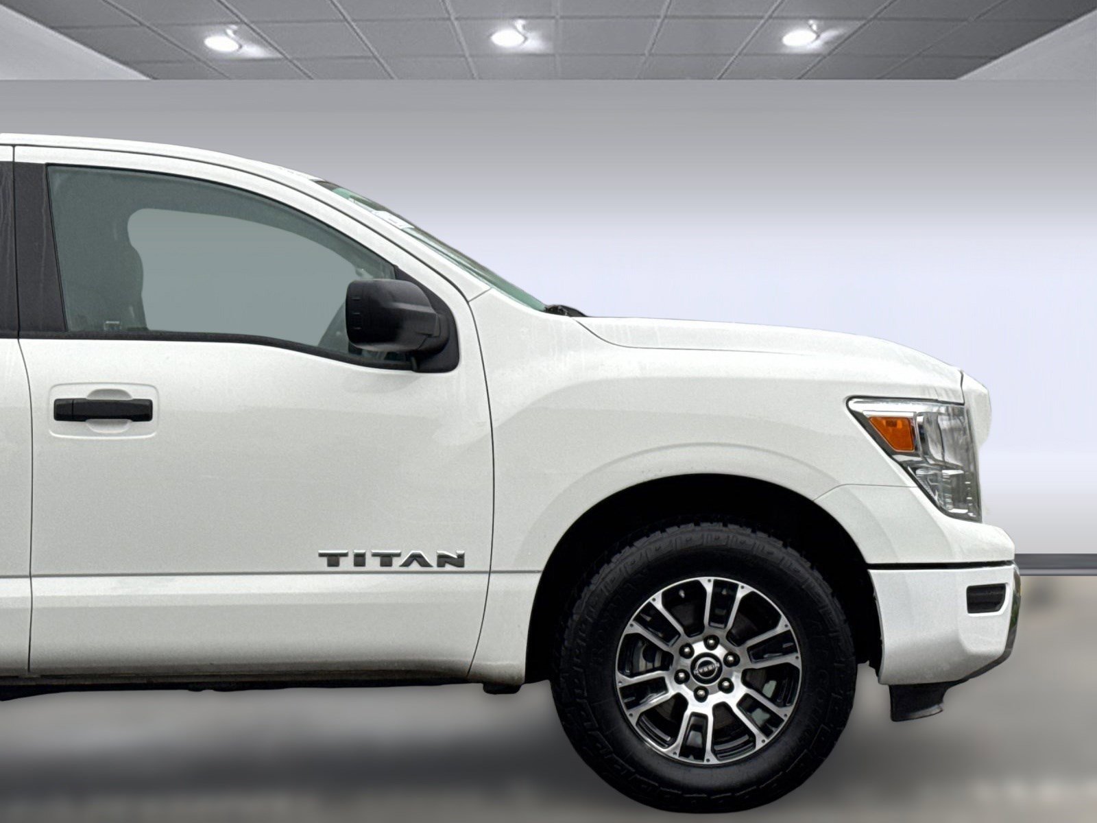 Used 2023 Nissan Titan SV image 33