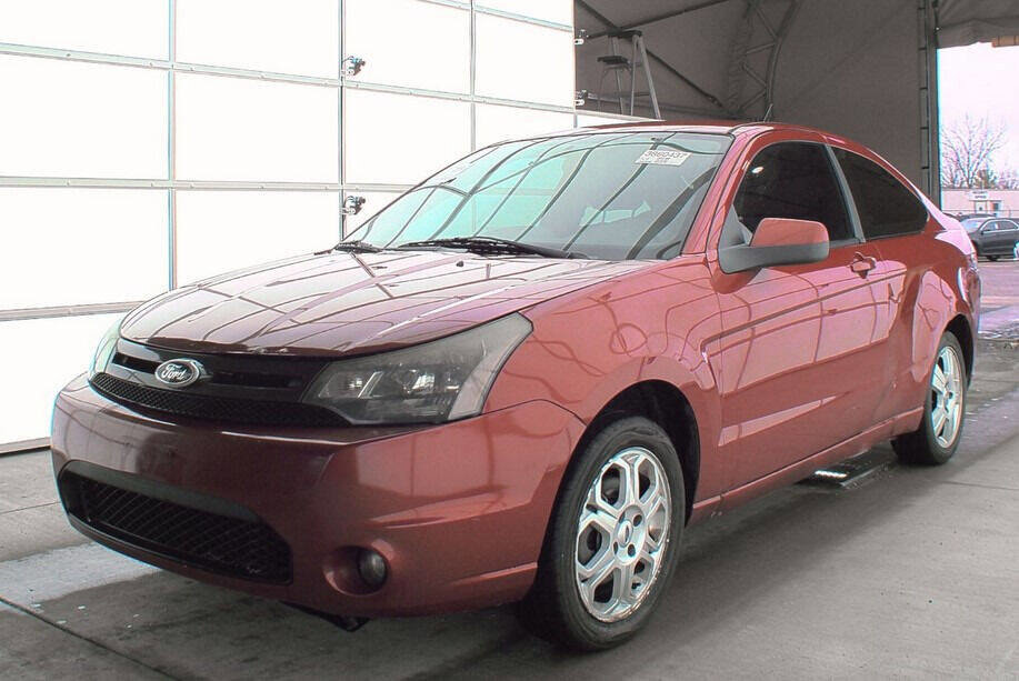 Used 2010 Ford Focus SE image 2