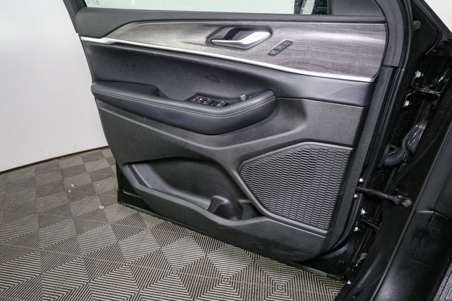 Used 2023 Jeep Grand Cherokee L Limited image 42