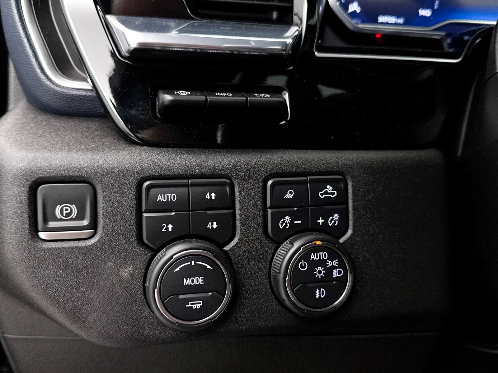 Used 2024 Chevrolet Silverado 1500 High Country w/ Technology Package AWD/4WD image 10