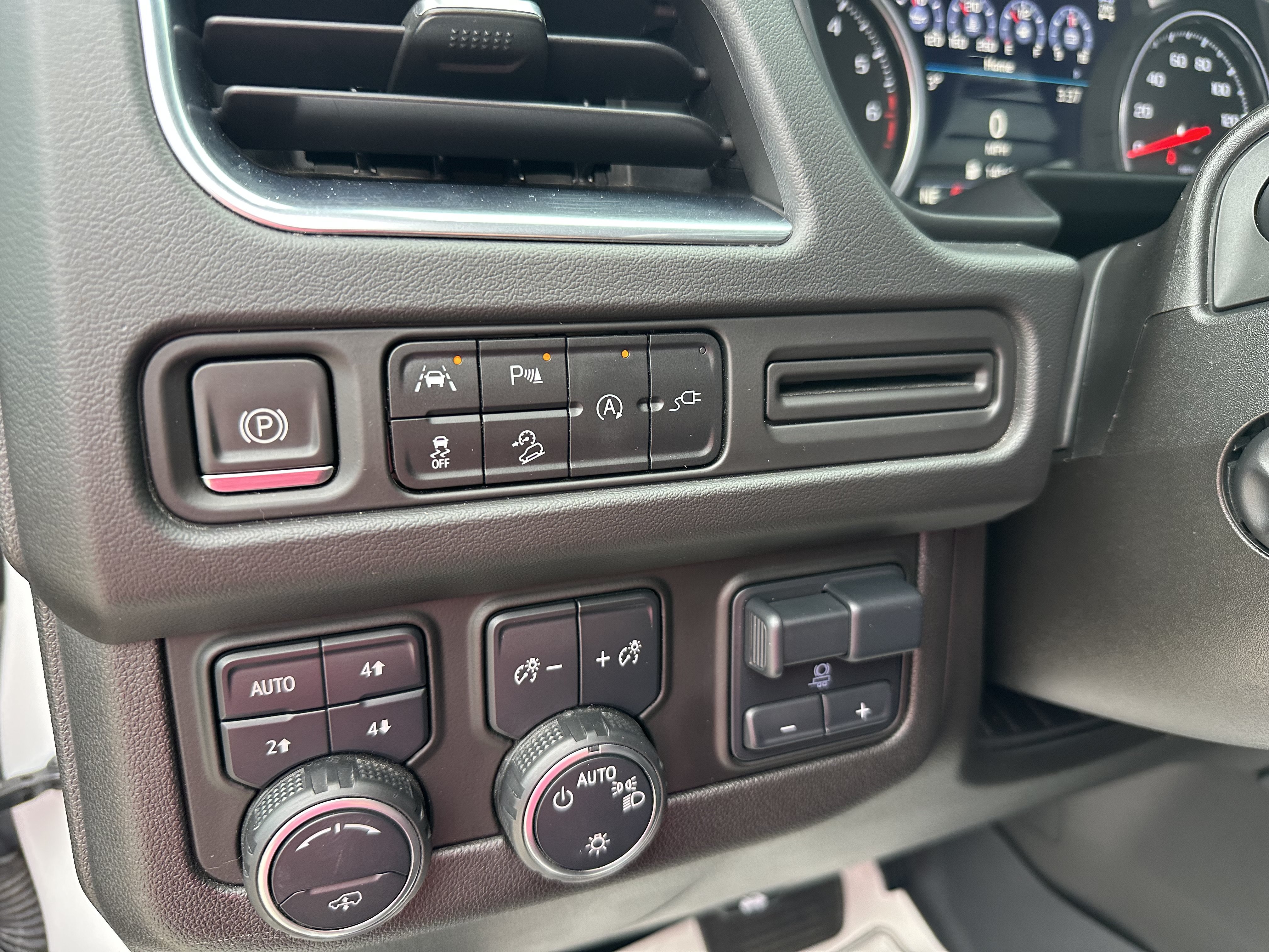 Certified 2021 Chevrolet Tahoe Z71 w/ Z71 Off-Road Package AWD/4WD image 10