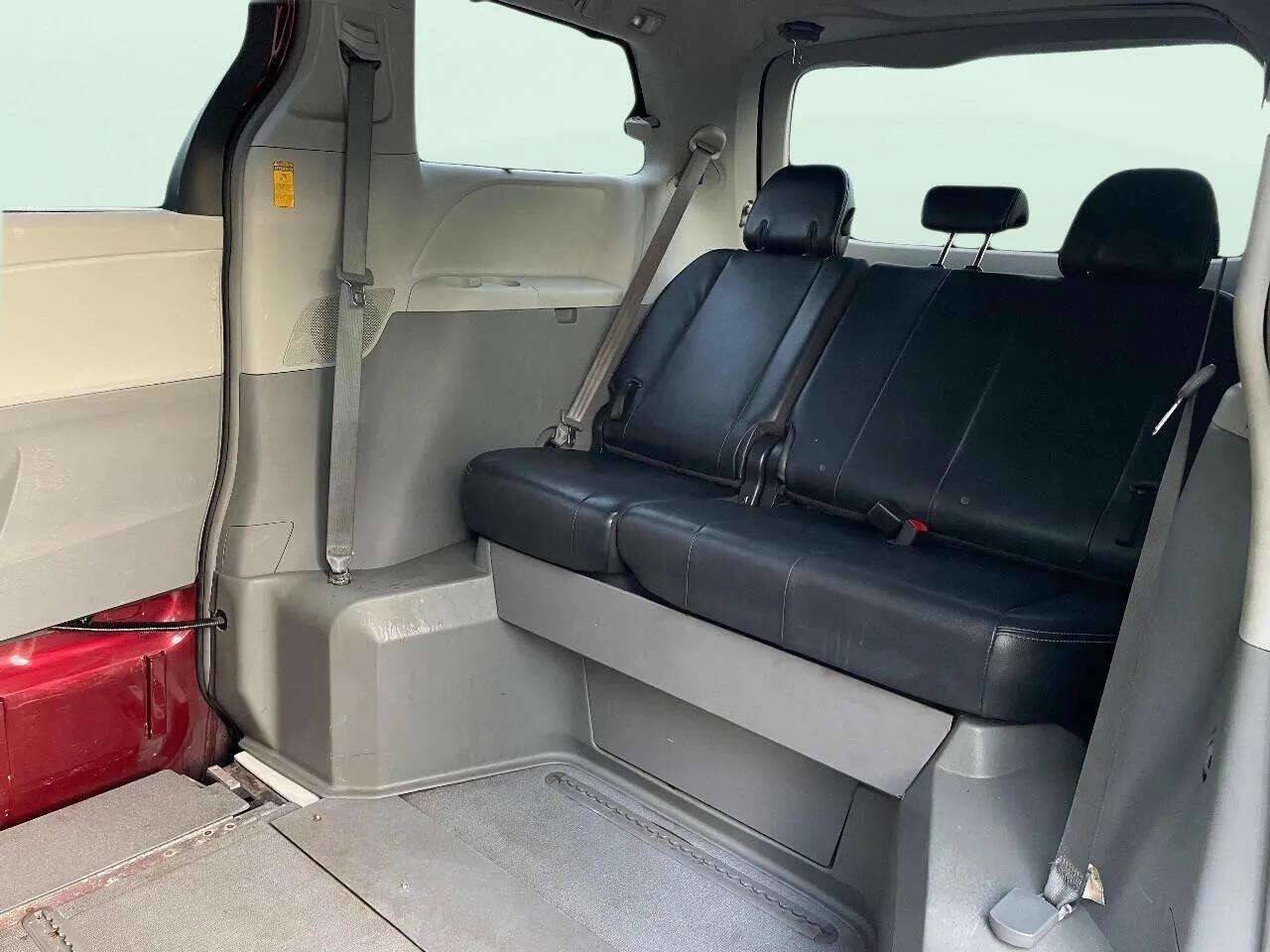 Used 2014 Toyota Sienna SE image 24