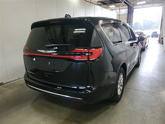 Used 2026 Chrysler Pacifica Select FWD image 6