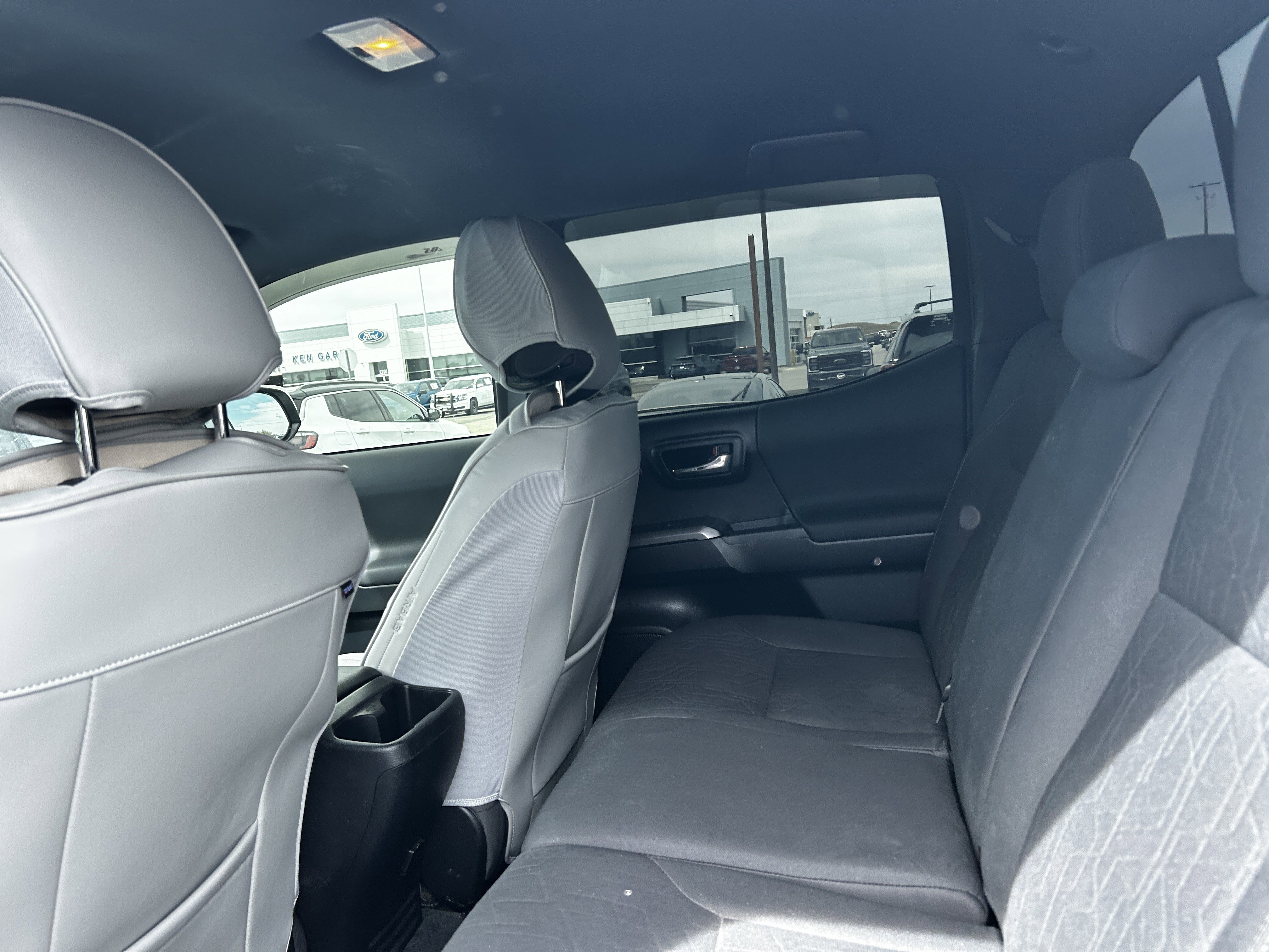 Used 2018 Toyota Tacoma TRD Sport w/ Technology Package image 10