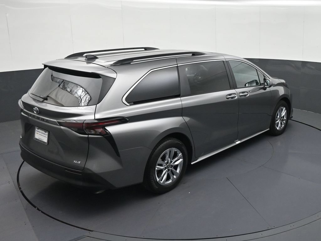Used 2026 Toyota Sienna XLE FWD image 32