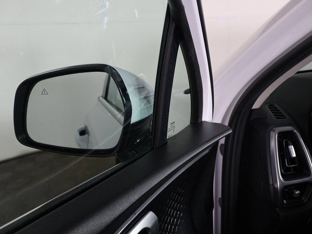 Used 2023 Kia Sorento LX image 32