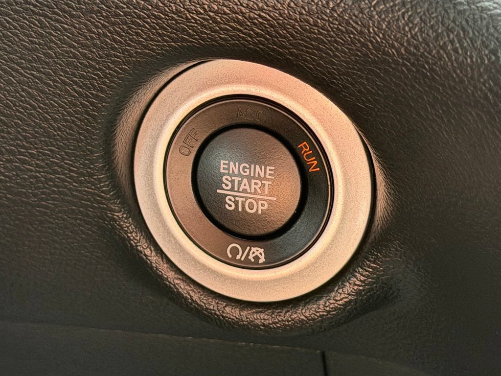 Used 2025 Chrysler Pacifica Select FWD image 17