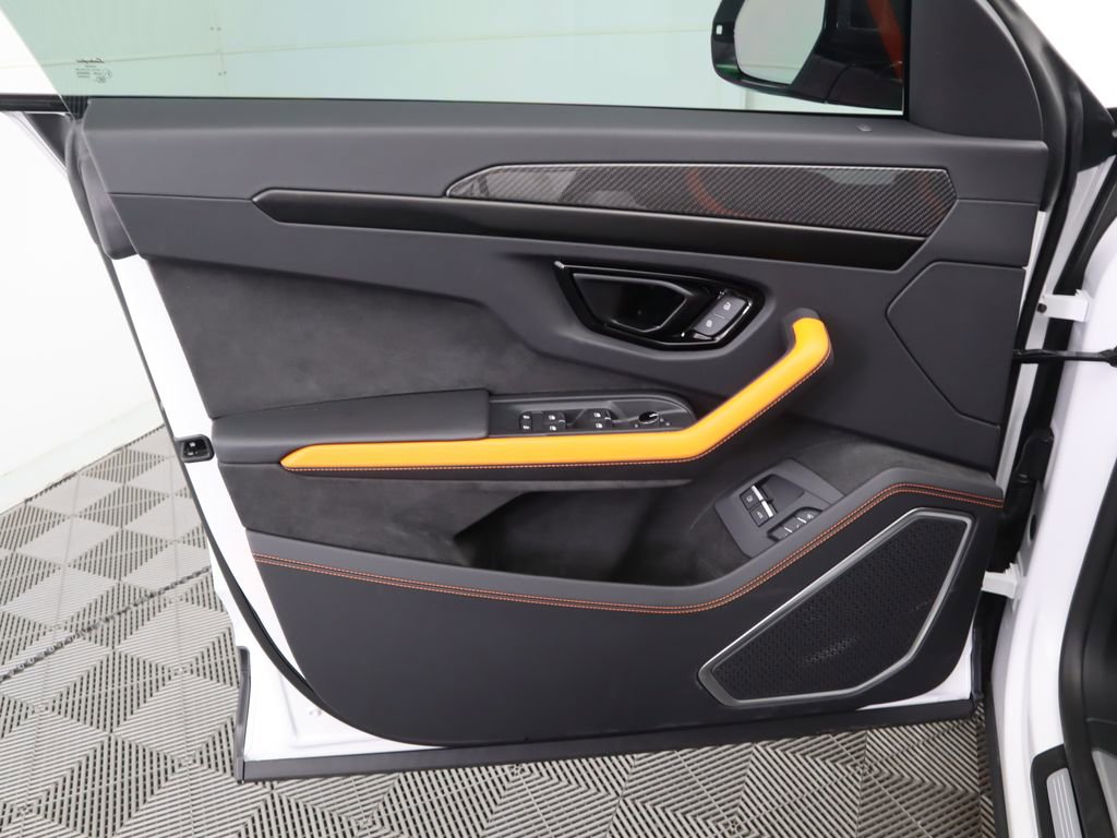 Used 2025 Lamborghini Urus SE image 25
