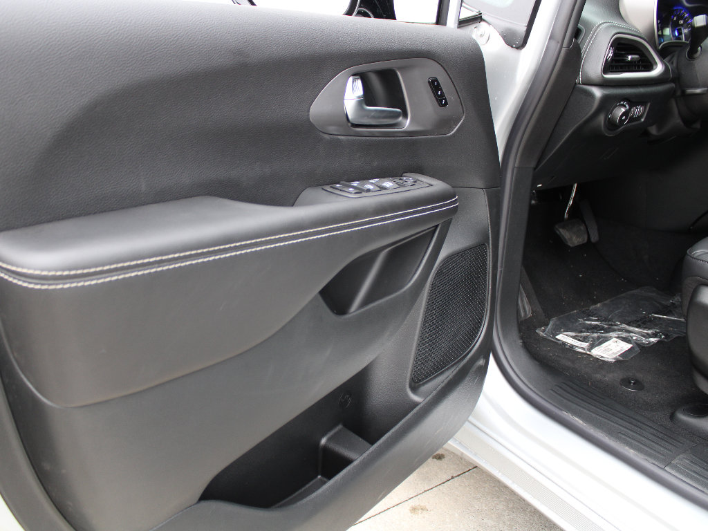 New 2026 Chrysler Pacifica Select image 9