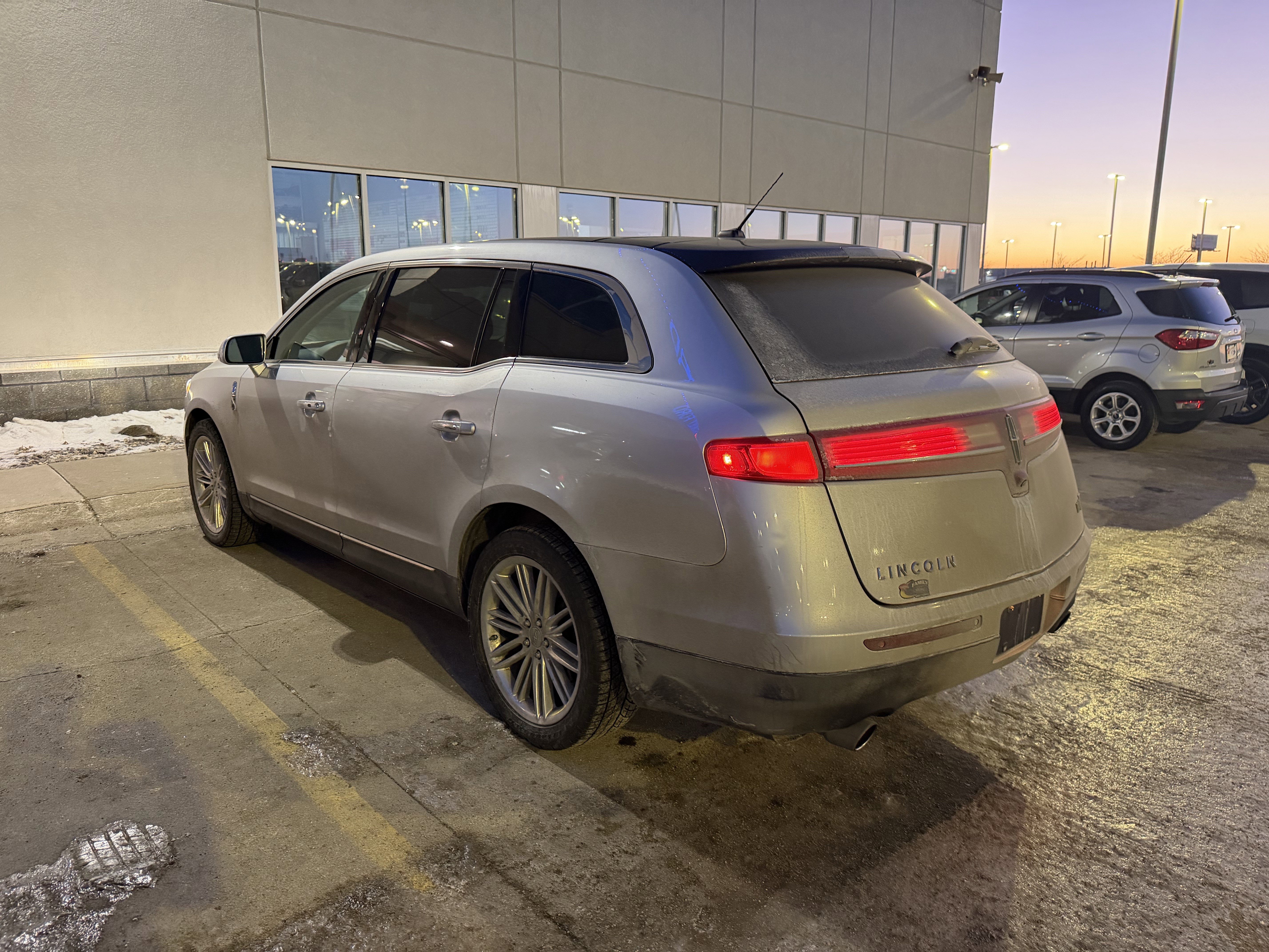 Used 2019 Lincoln MKT AWD image 3