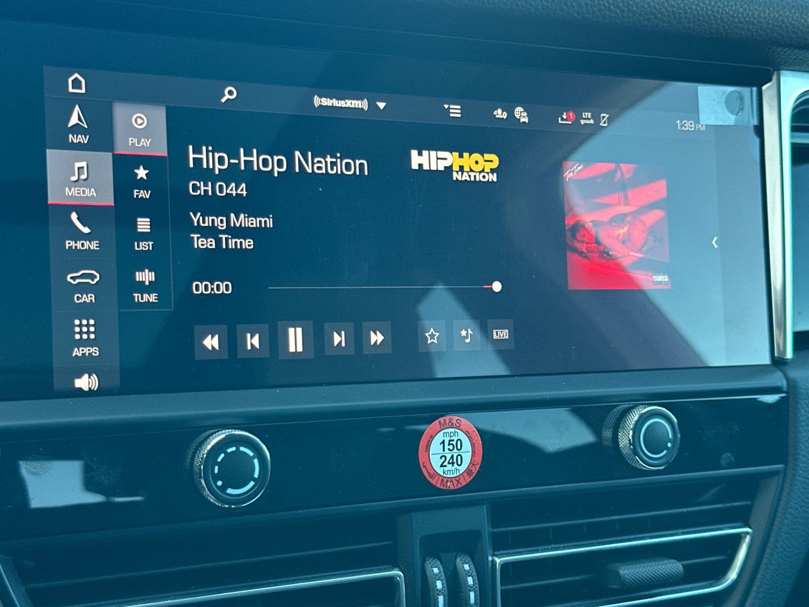 Certified 2025 Porsche Macan image 18