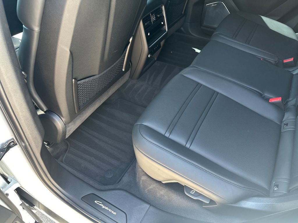 Used 2025 Porsche Cayenne Turbo AWD/4WD image 32
