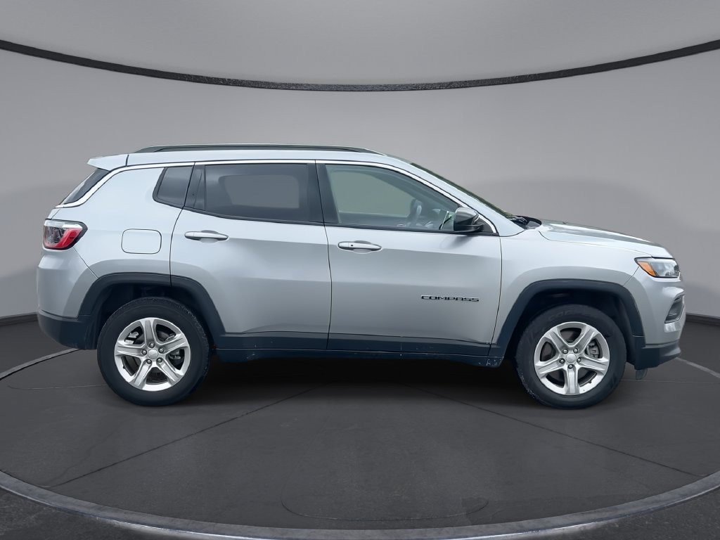 Used 2024 Jeep Compass Latitude AWD/4WD image 9