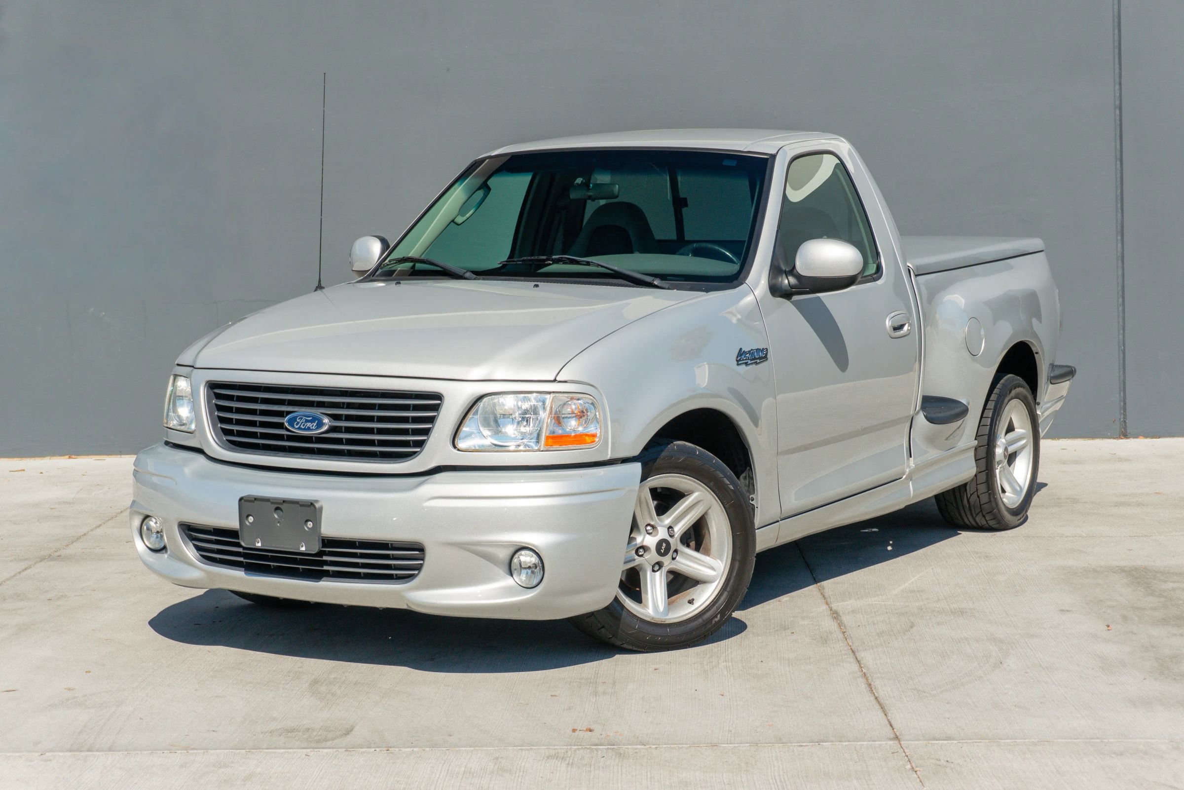 Used 2004 Ford F150 Lightning RWD image 3