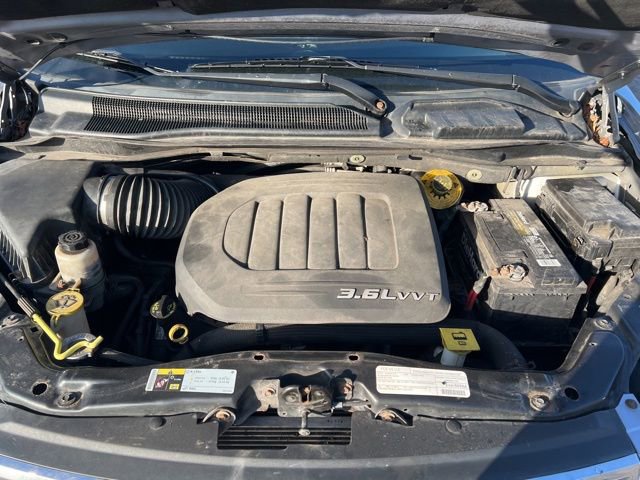 Used 2016 Chrysler Town & Country Touring FWD image 9