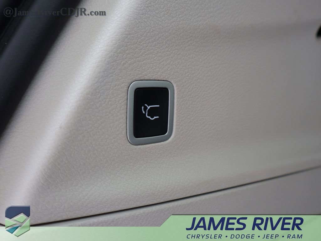 Used 2024 Chrysler Pacifica Touring-L image 16