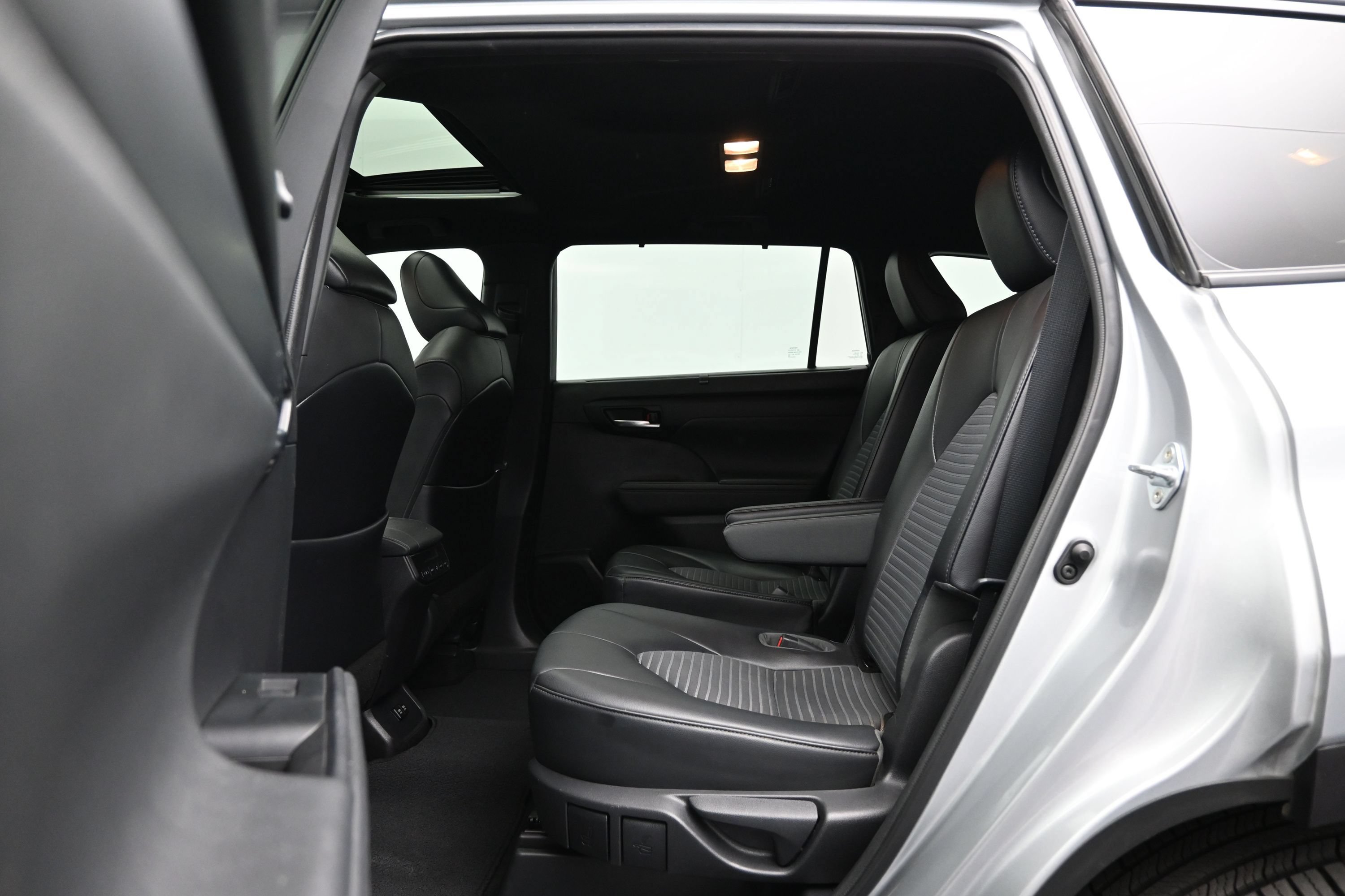 Used 2021 Toyota Highlander XSE FWD image 11