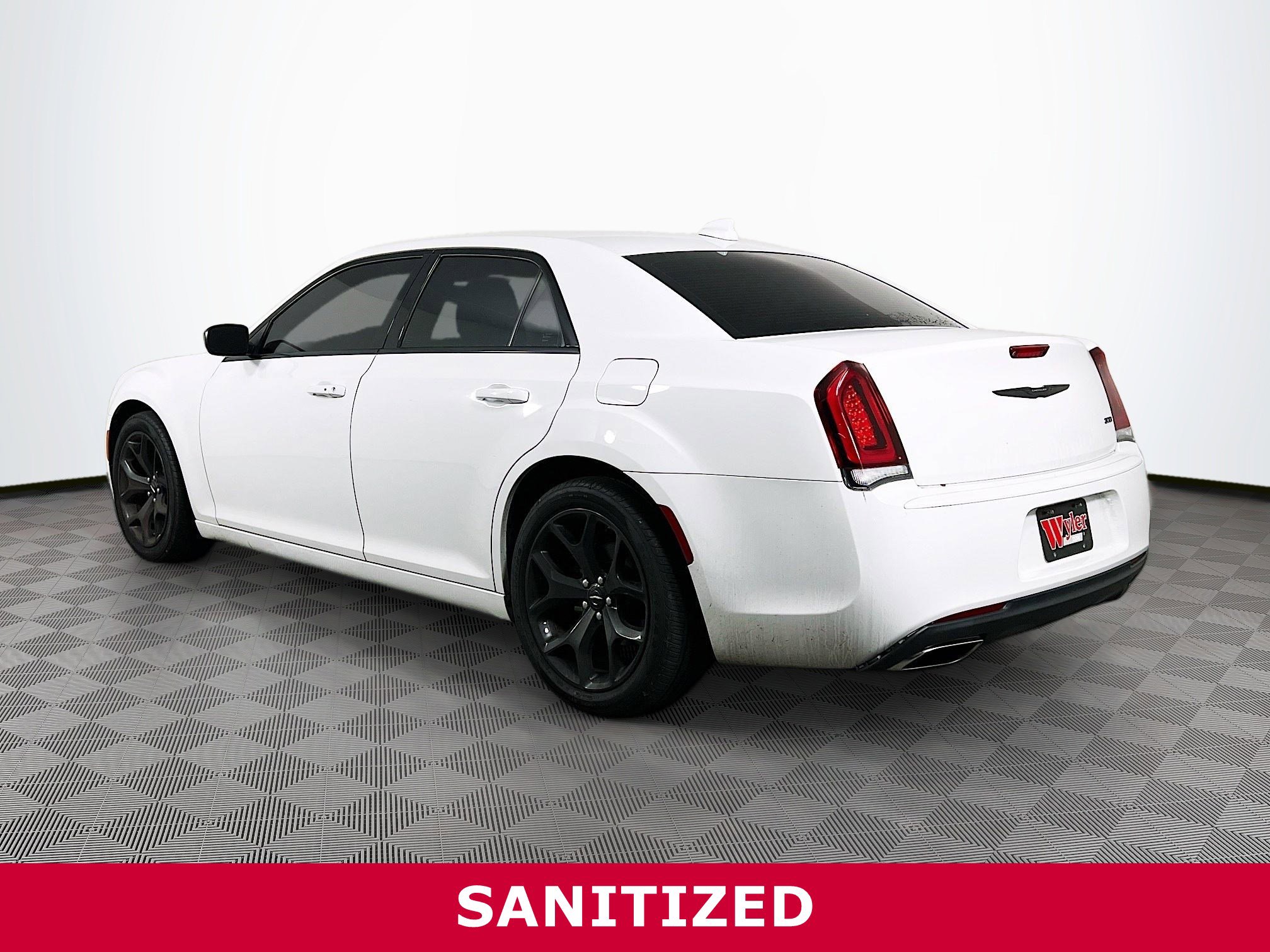 Used 2023 Chrysler 300 Touring w/ Sport Appearance Package image 28