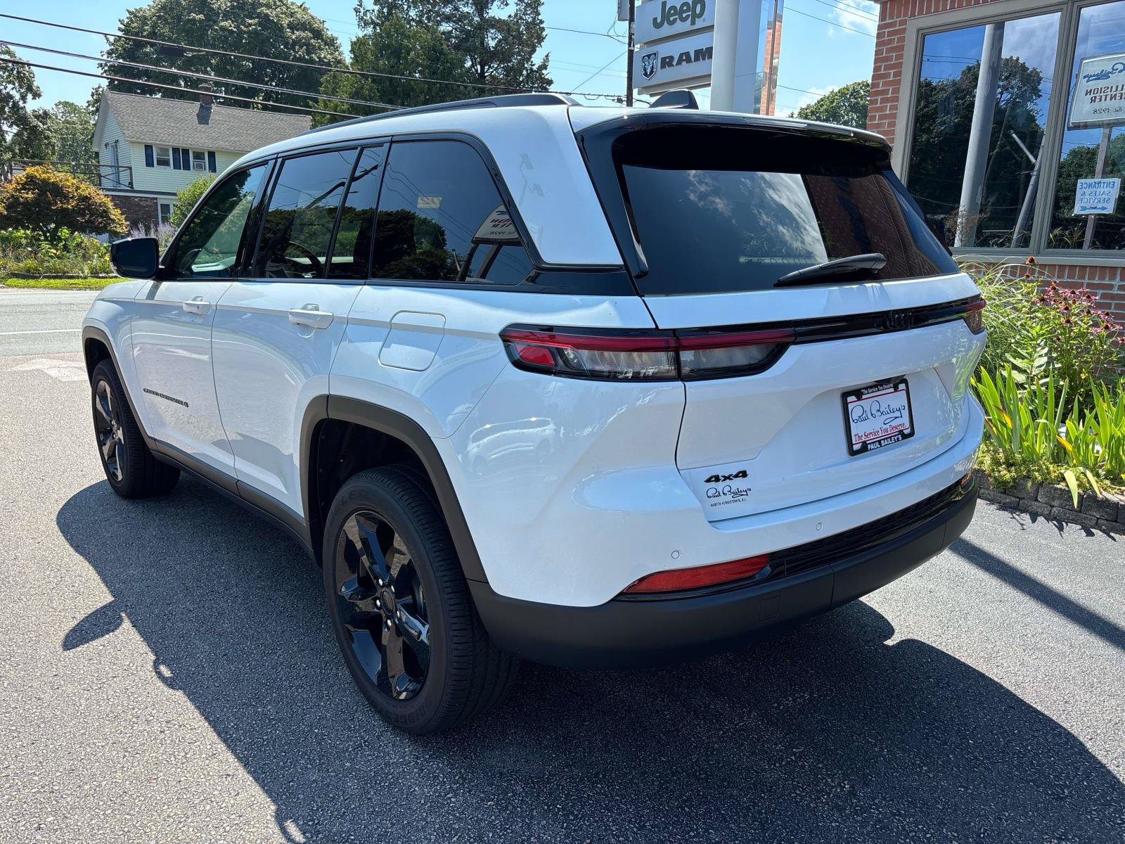Used 2025 Jeep Grand Cherokee Altitude AWD/4WD image 4