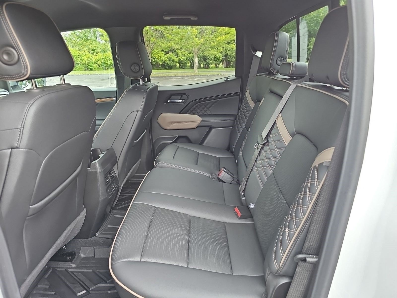 Used 2025 GMC Canyon Denali AWD/4WD image 18