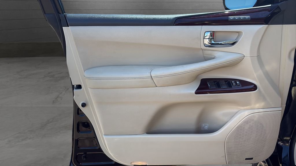 Used 2015 Lexus LX 570 4WD w/ Luxury Package image 11
