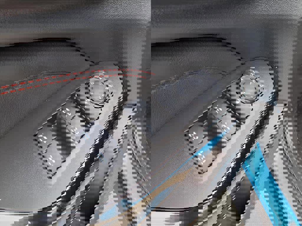 Used 2025 Chevrolet Trax RS w/ Sunroof Package image 14