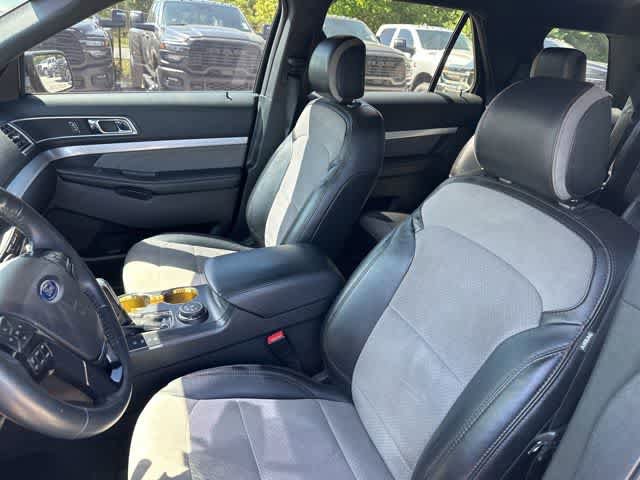 Used 2017 Ford Explorer XLT w/ Equipment Group 202A AWD/4WD image 4