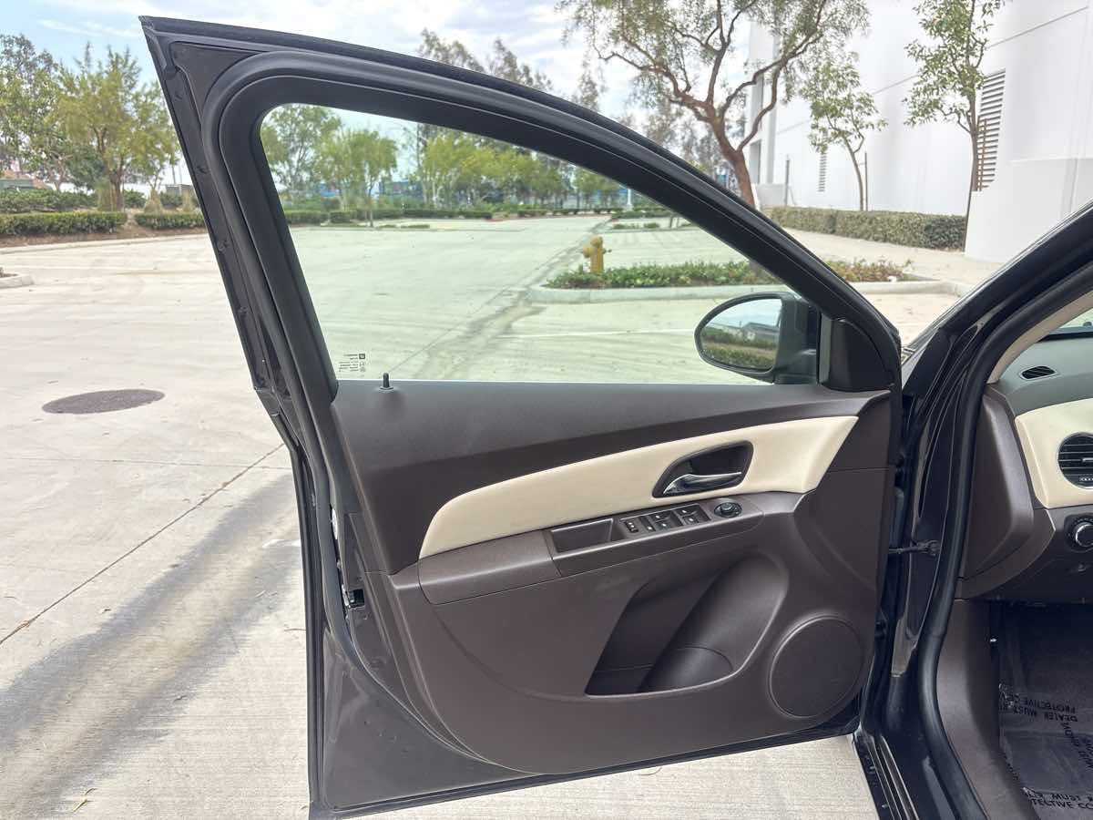 Used 2016 Chevrolet Cruze LT FWD image 16