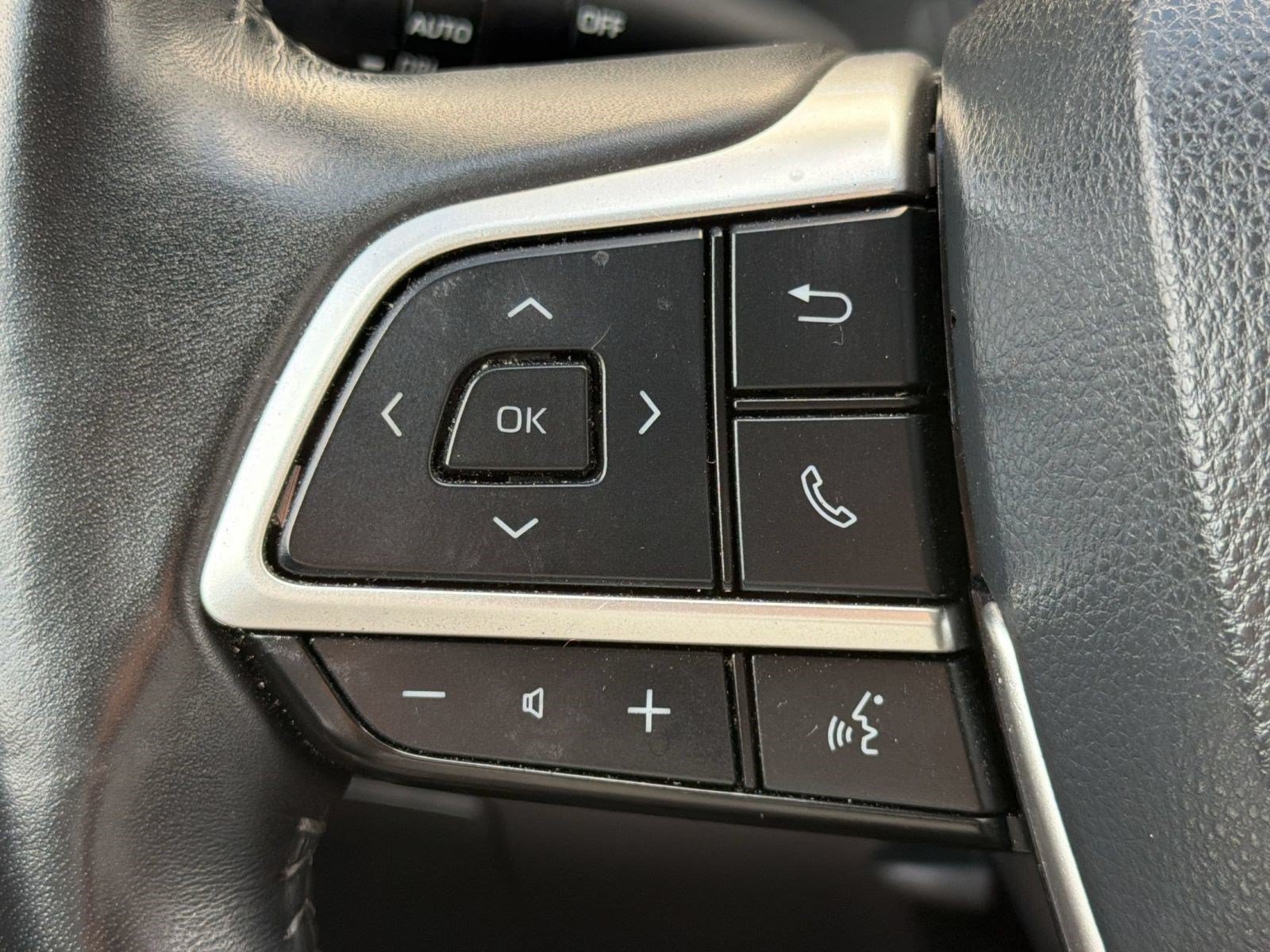 Used 2022 Toyota Highlander LE FWD image 17