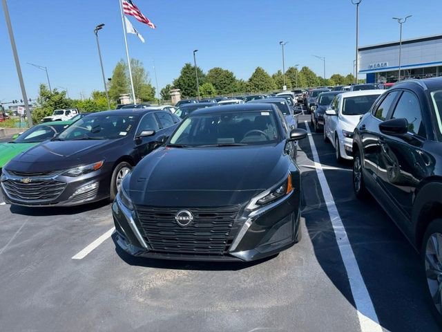Used 2025 Nissan Altima 2.5 SV FWD image 3