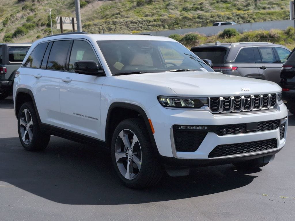 New 2026 Jeep Grand Cherokee Limited w/ Luxury Tech Group II RWD image 3