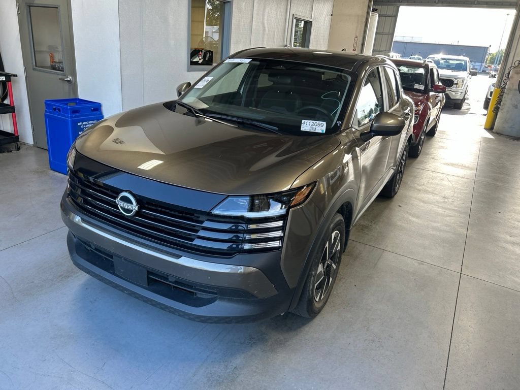 Used 2025 Nissan Kicks SV AWD/4WD image 2