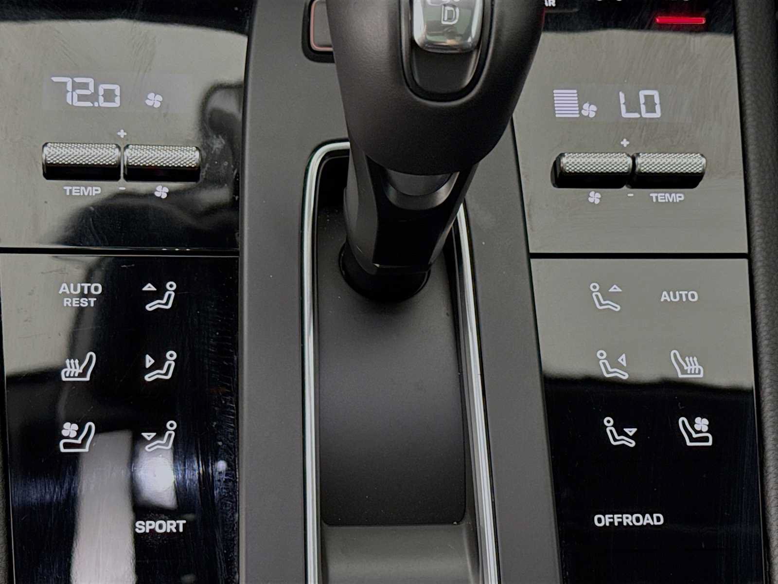 Certified 2025 Porsche Macan AWD/4WD image 21