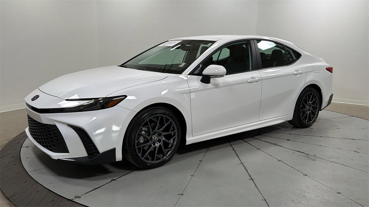 Certified 2025 Toyota Camry SE image 1