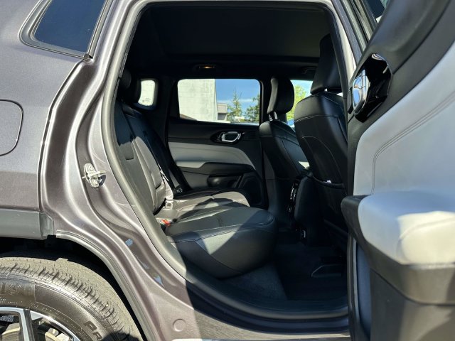 Certified 2024 Jeep Compass Limited w/ Sun and Sound Group AWD/4WD image 24