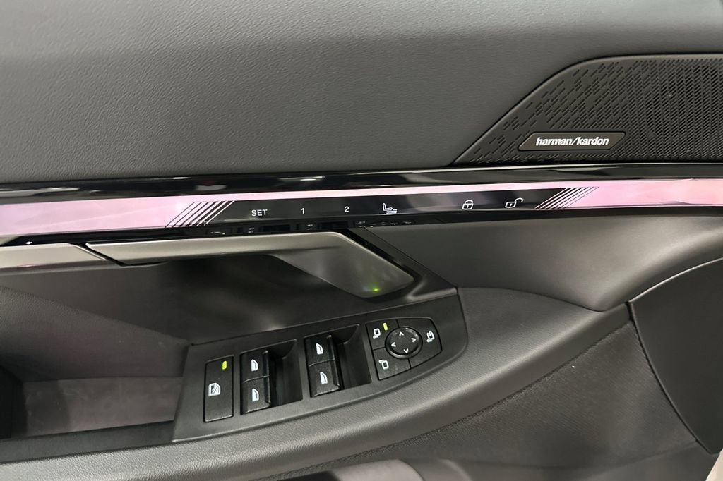 Used 2024 BMW i5 eDrive40i w/ Premium Package RWD image 11