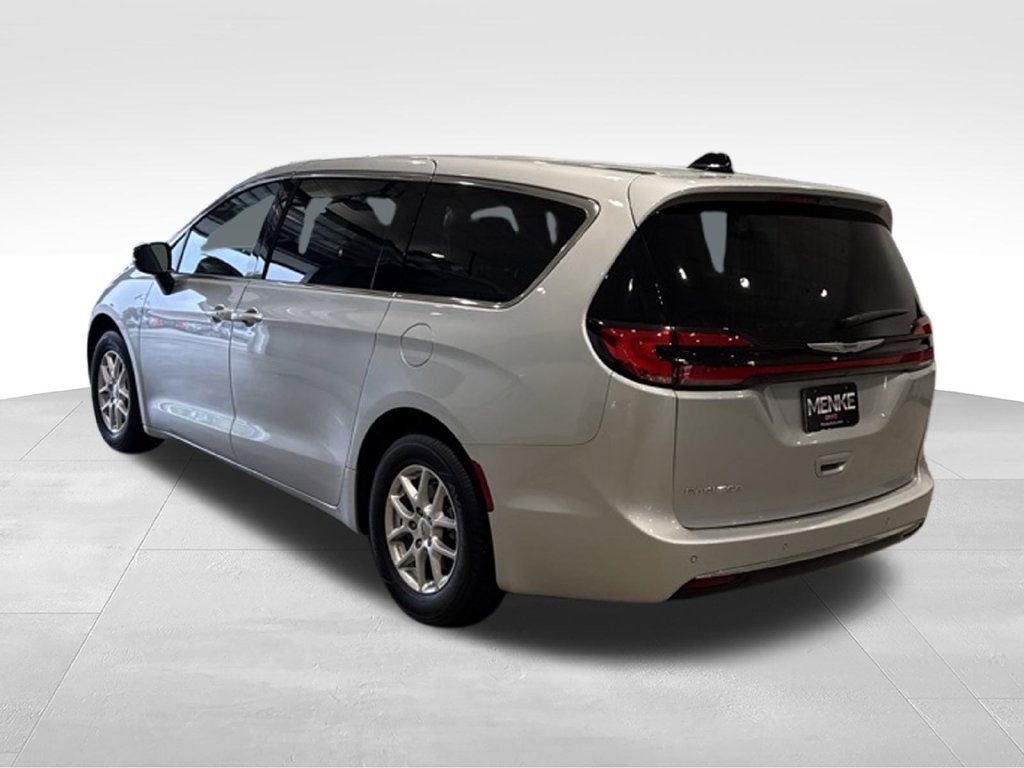 Used 2024 Chrysler Pacifica Touring-L w/ Uconnect Theater Family Group FWD image 5