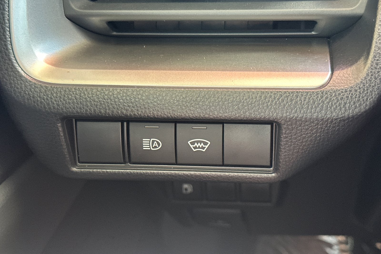 Used 2025 Toyota Prius LE FWD image 30