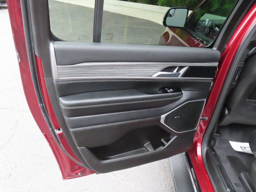 Certified 2024 Jeep Wagoneer L Series II w/ Flexible Seating Group image 37