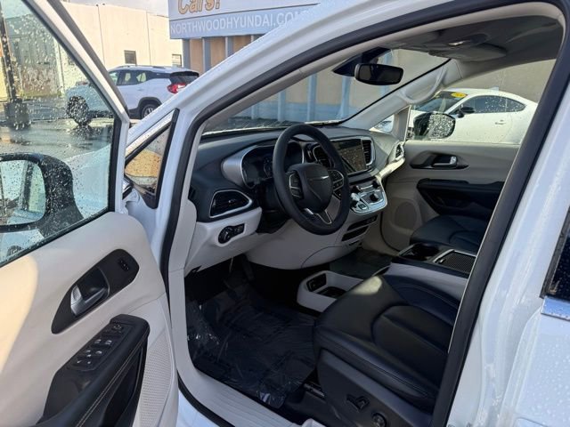 Used 2024 Chrysler Pacifica Touring-L image 9