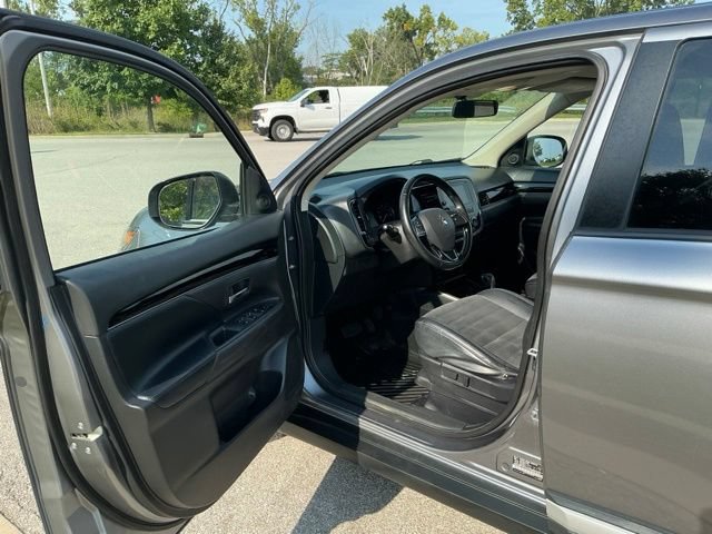 Used 2019 Mitsubishi Outlander SE AWD/4WD image 15