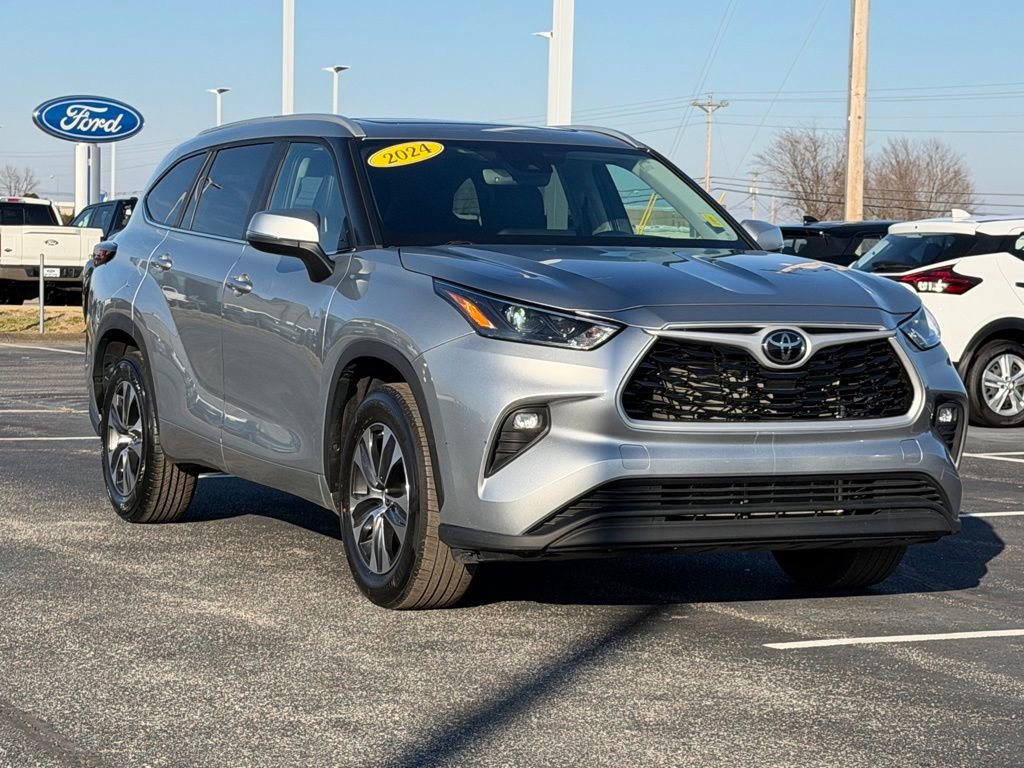 Used 2024 Toyota Highlander XLE image 2