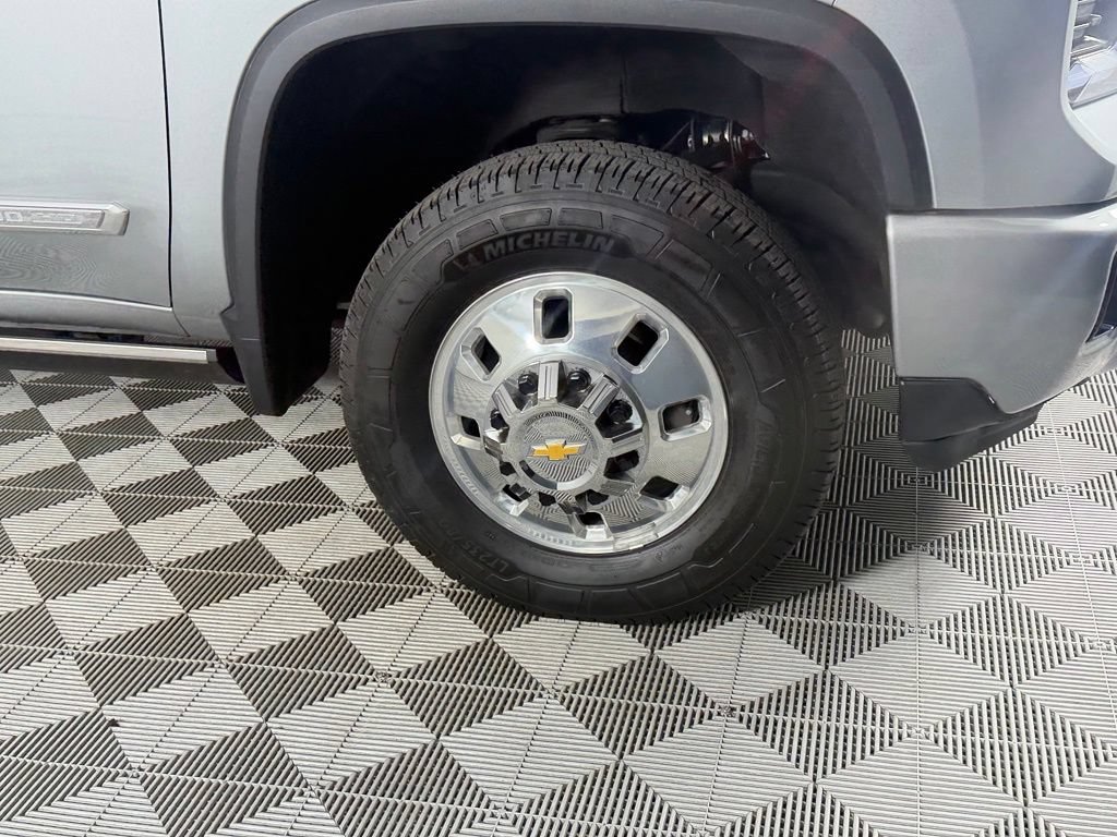 Used 2024 Chevrolet Silverado 3500 High Country w/ Technology Package AWD/4WD image 12
