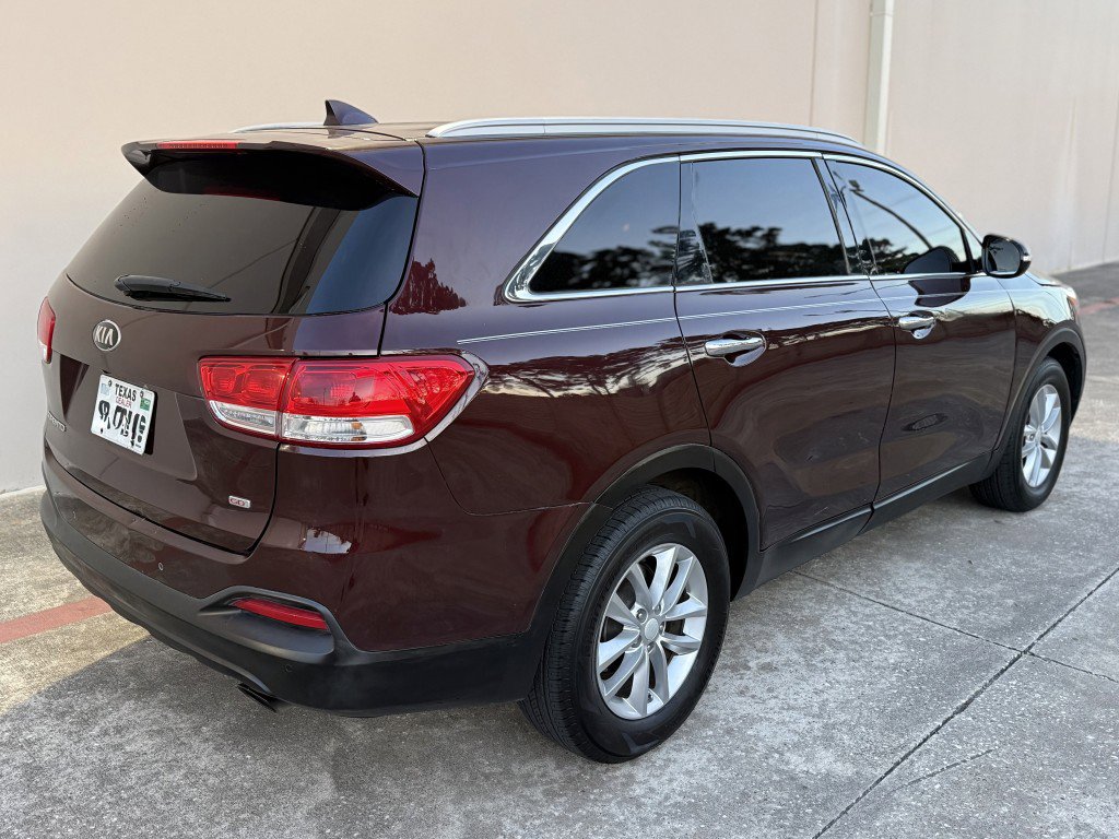 Used 2018 Kia Sorento LX image 3