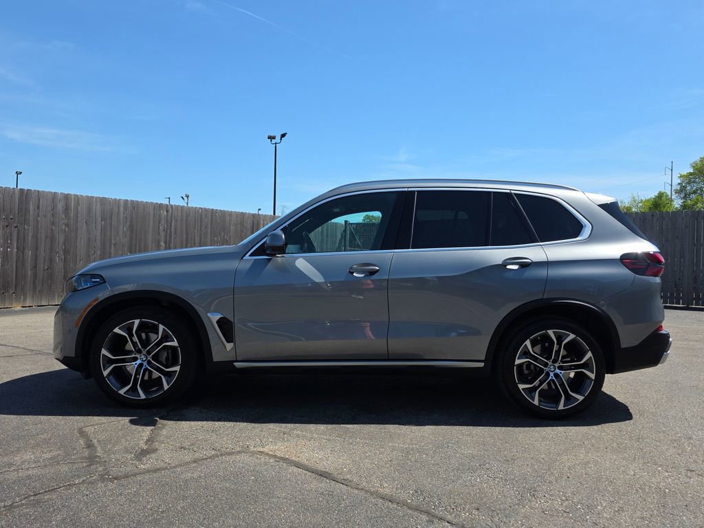 Used 2024 BMW X5 sDrive40i w/ Premium Package image 2