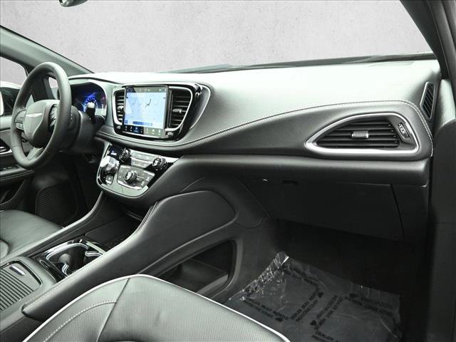 Used 2025 Chrysler Pacifica Limited FWD image 26