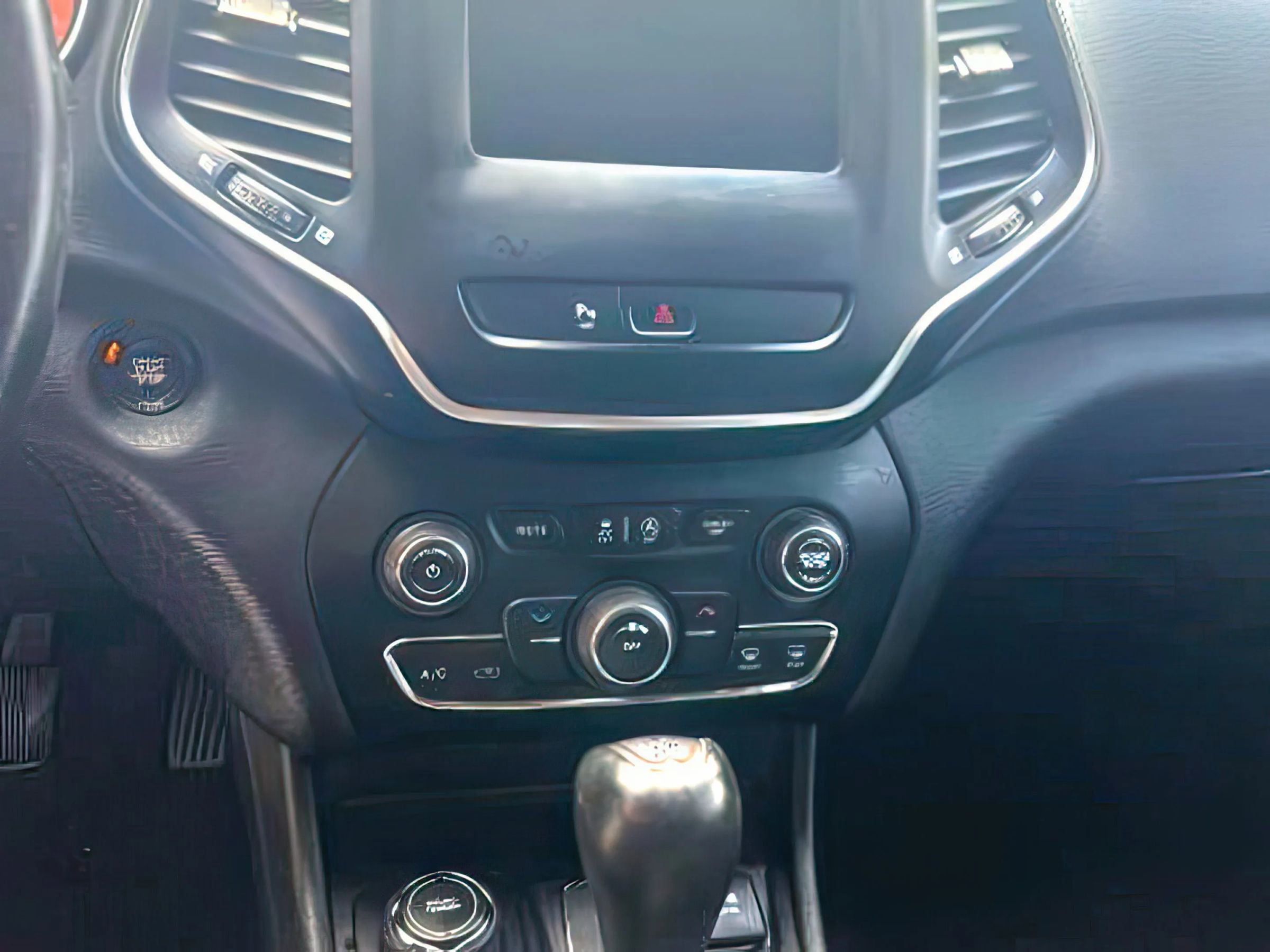 Used 2019 Jeep Cherokee Latitude Plus w/ Cold Weather Group image 6