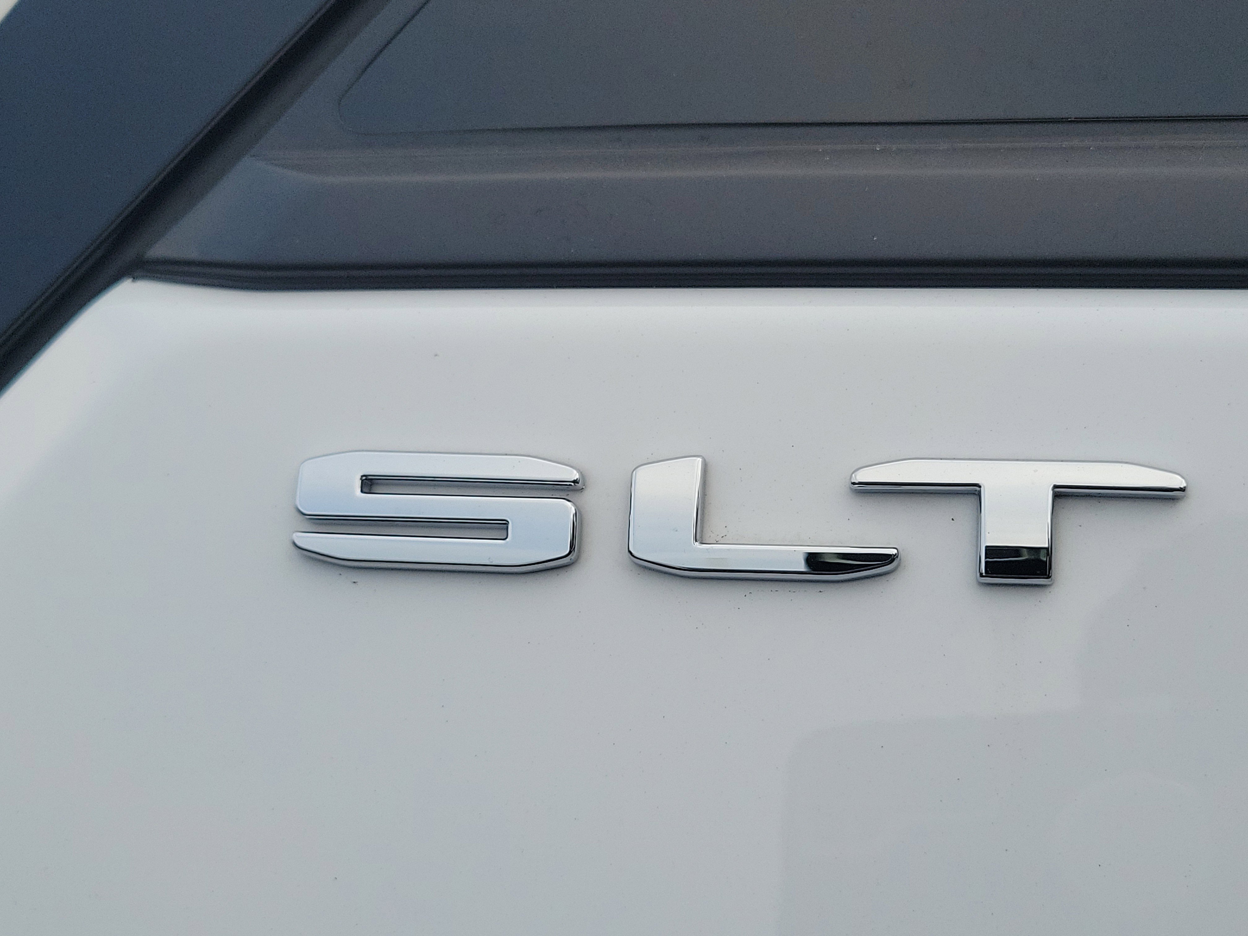 Used 2024 GMC Terrain SLT w/ Infotainment Package II image 6