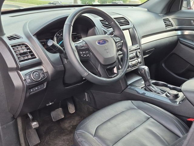 Used 2018 Ford Explorer XLT w/ Equipment Group 202A AWD/4WD image 9